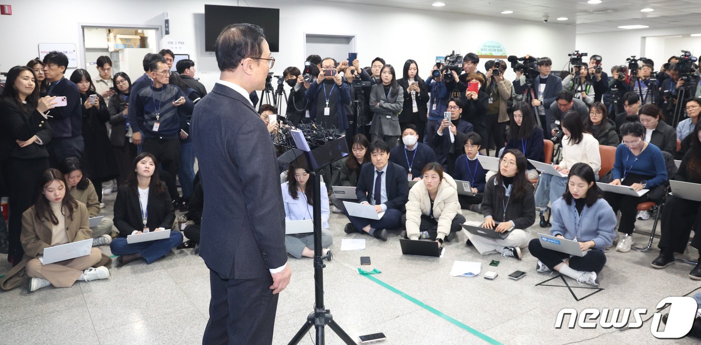 더불어민주당 공천에서 배제된 &#39;친문 중진&#39; 홍영표 더불어민주당 의원이 6일 서울 여의도 국회 소통관에서 민주당 탈당 기자회견을 마치고 취재진의 질문을 받고 있다. 2024.3.6/뉴스1 ⓒ News1 ,송원영 기자