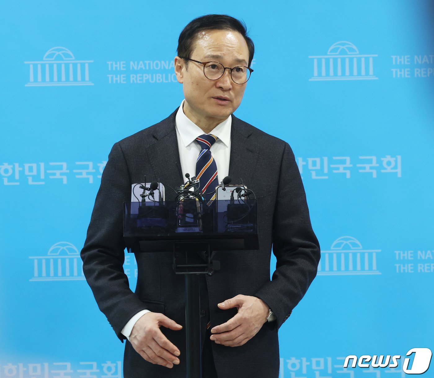 본문 이미지 - 더불어민주당 공천에서 배제된 '친문 중진' 홍영표 더불어민주당 의원이 6일 서울 여의도 국회 소통관에서 민주당 탈당 기자회견을 마치고 취재진의 질문을 받고 있다. 2024.3.6/뉴스1 ⓒ News1 ,송원영 기자