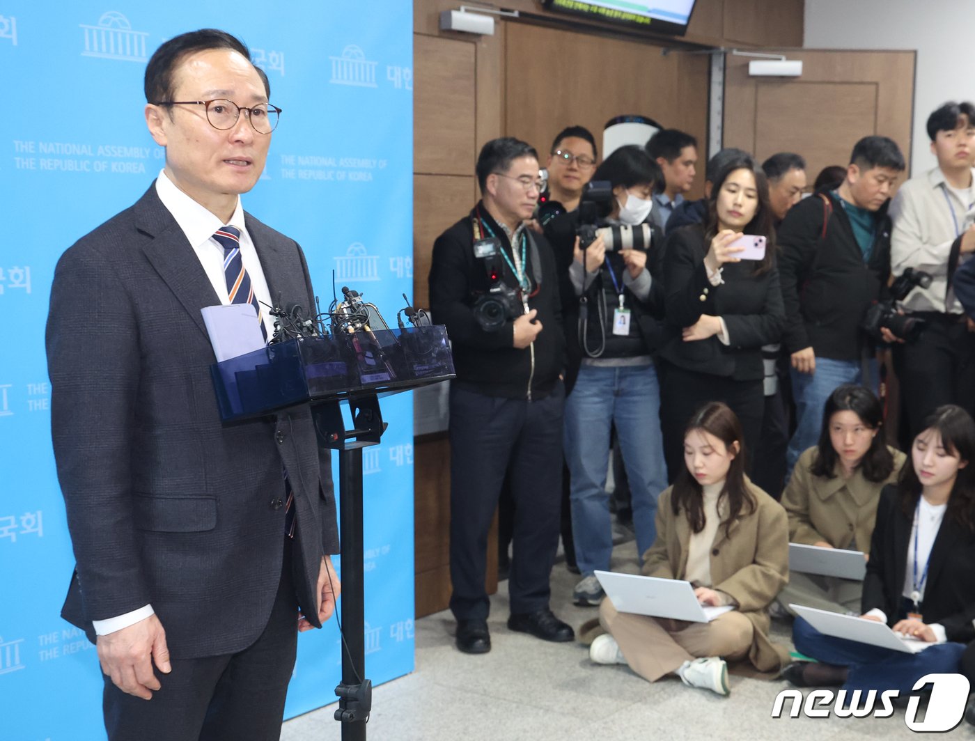 본문 이미지 - 더불어민주당 공천에서 배제된 '친문 중진' 홍영표 더불어민주당 의원이 6일 서울 여의도 국회 소통관에서 민주당 탈당 기자회견을 마치고 취재진의 질문을 받고 있다. 2024.3.6/뉴스1 ⓒ News1 ,송원영 기자