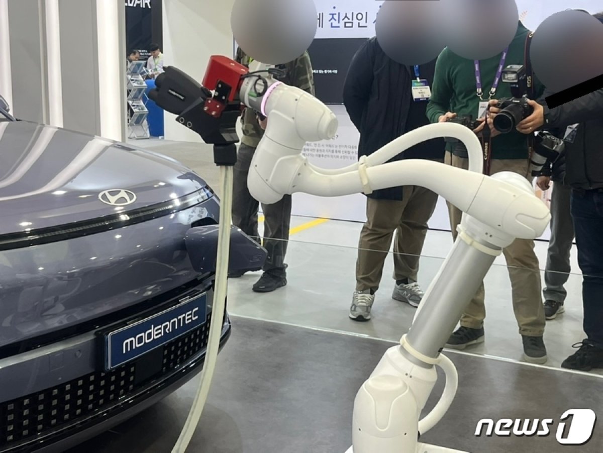  모던텍과 서울시가 합작해 만든 로봇 충전기 '모던보이'가 시연하는 모습.