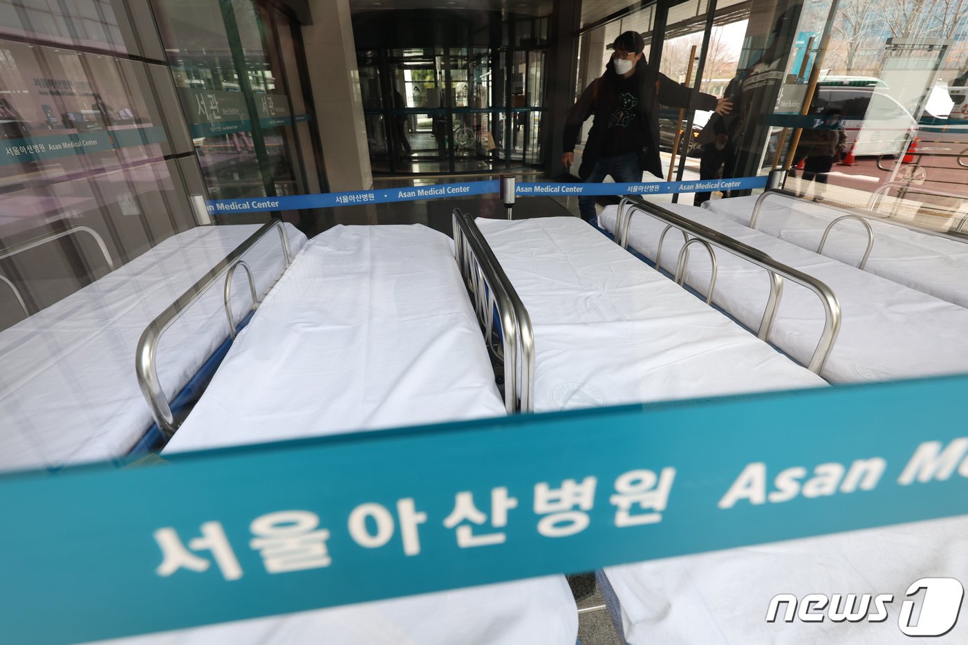 본문 이미지 - 전공의 집단 사직 사태 16일째를 맞는 6일 서울 송파구 서울아산병원에 응급환자를 위한 침상이 놓여 있다. 의료계에 따르면 서울아산병원과 서울대병원 등은 전공의 사직 여파로 환자 수가 급감하면서 간호사 등 직원을 대상으로 무급 휴가 제도를 시행한다고 공지했다. 2024.3.6/뉴스1 ⓒ News1 김민지 기자