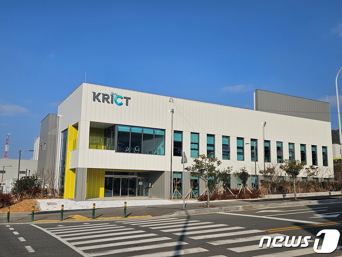 전남 여수국가산업단지 내 위치한 '한국화학연구원 탄소중립화학공정실증센터' 전경.(여수시 제공)2024.3.6/뉴스1