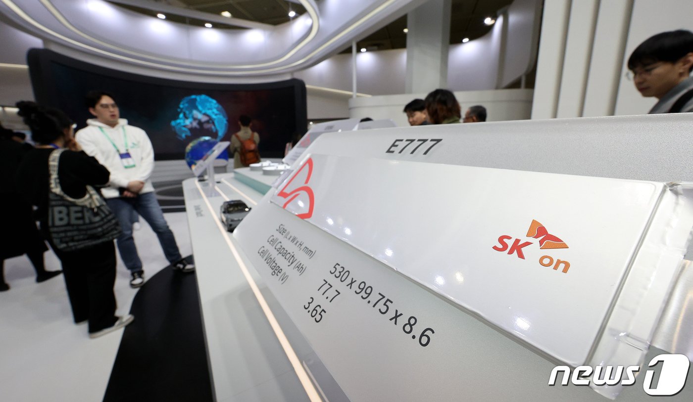 본문 이미지 - 6일 오후 서울 강남구 코엑스에서 열린 인터배터리 2024에 참가한 SK on 부스를 찾은 관람객들이 배터리셀 등 전시물을 살펴보고 있다.. 2024.3.6/뉴스1 ⓒ News1 장수영 기자