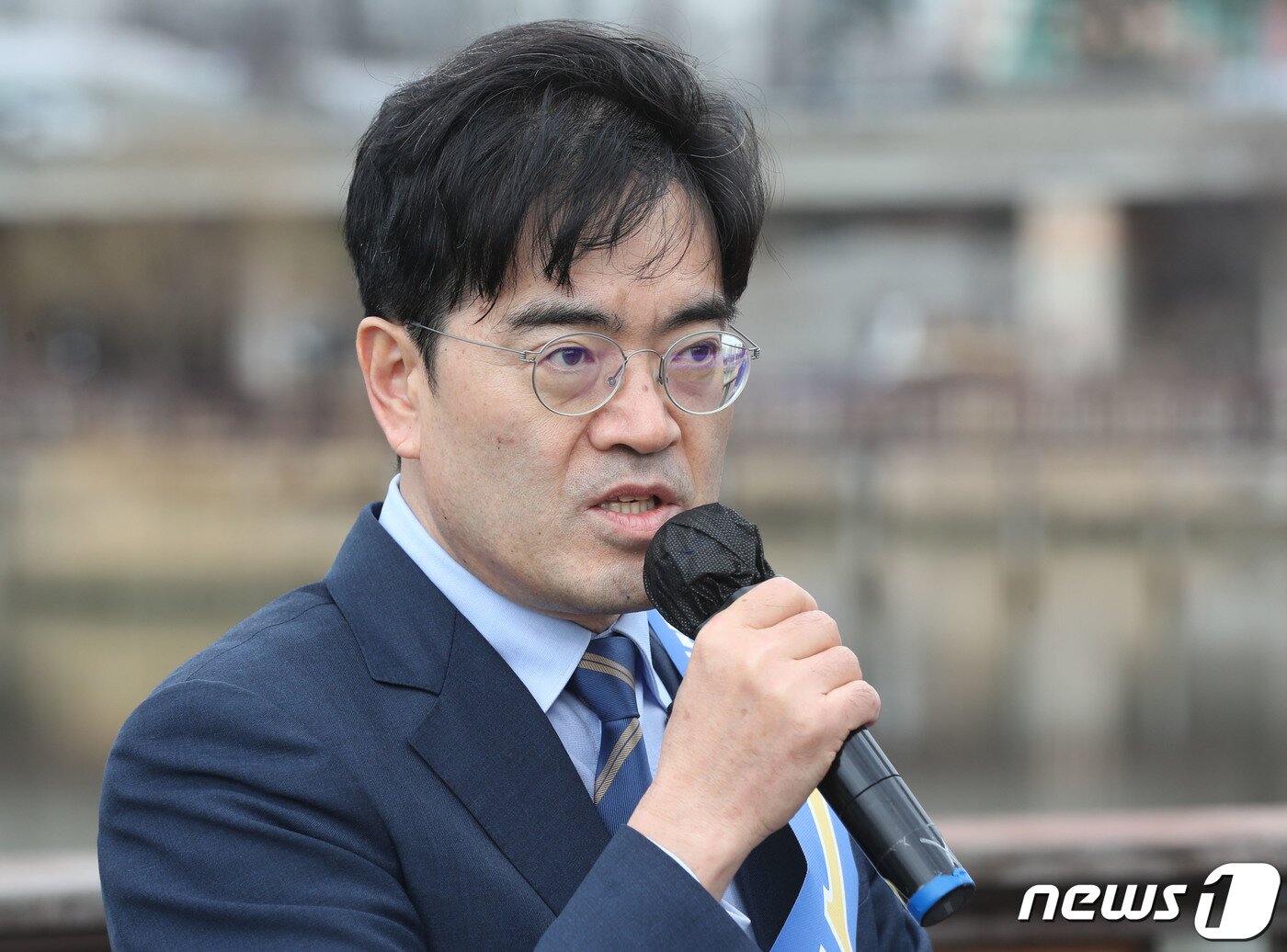 본문 이미지 - 더불어민주당 공영운 예비후보가 6일 오후 경기 화성시 동탄호수공원에서 제22대 국회의원선거 화성을 출마 선언을 하고 있다. 2024.3.6/뉴스1 ⓒ News1 김영운 기자