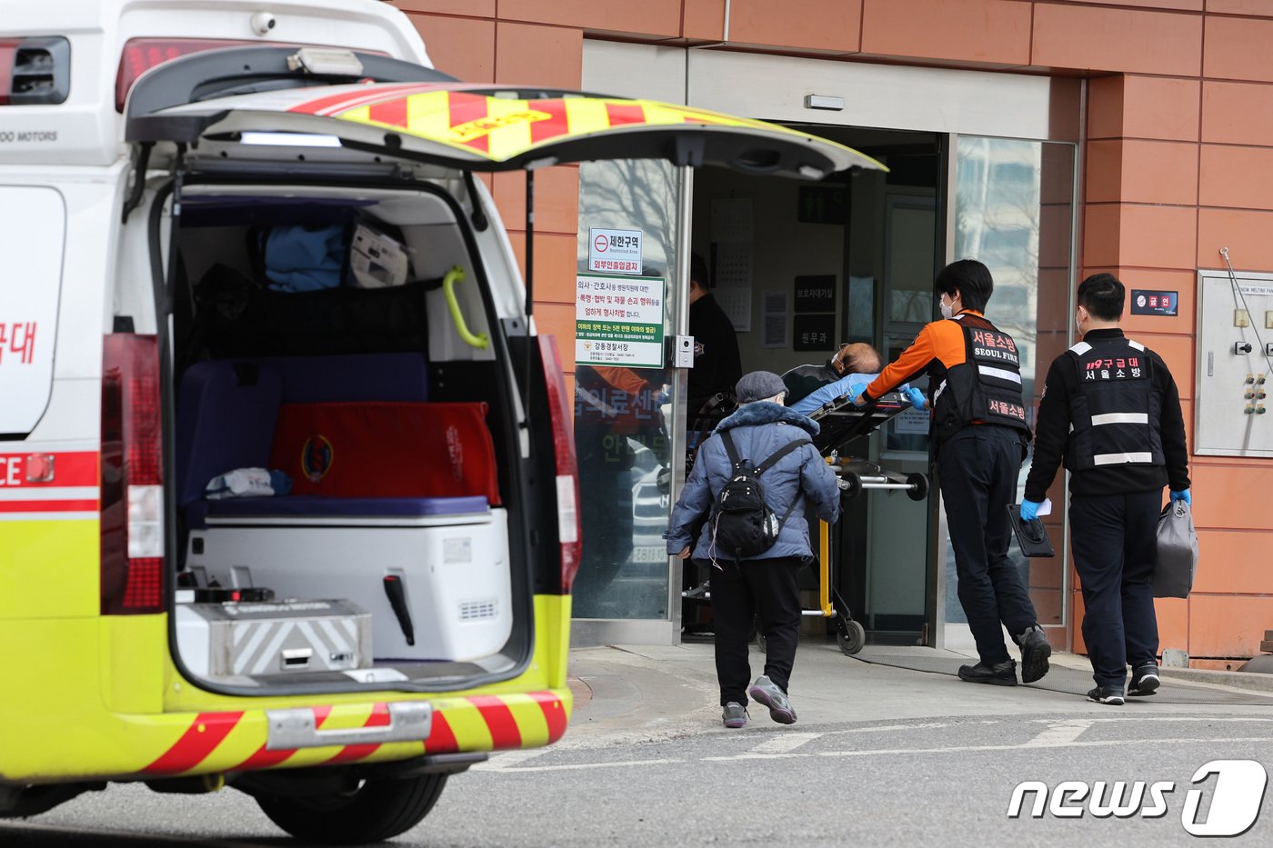 전공의 집단 사직 사태 16일째를 맞은 6일 서울 강동구 중앙보훈병원으로 환자들이 이송되고 있다. 2024.3.6/뉴스1 ⓒ News1 신웅수 기자