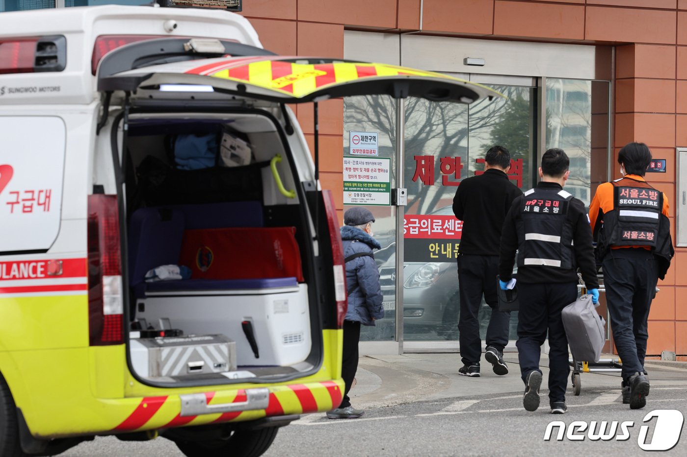 전공의 집단 사직 사태 16일째를 맞은 6일 서울 강동구 중앙보훈병원으로 환자들이 이송되고 있다. 2024.3.6/뉴스1 ⓒ News1 신웅수 기자