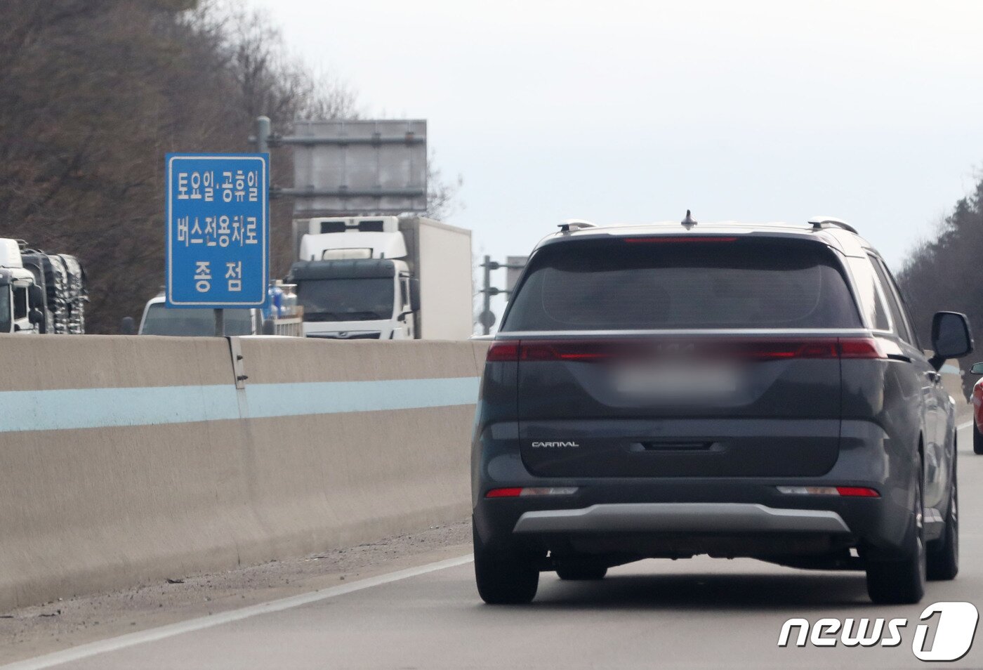본문 이미지 - 사진은 6일 경기 이천시 영동고속도로 버스전용차로의 모습. 2024.3.6/뉴스1 ⓒ News1 김영운 기자