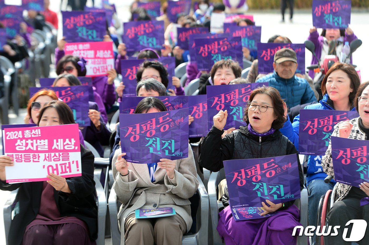 6일 오후 광주 동구 5·18민주광장에서 열린 2024년 3·8세계여성의 날 기념 광주전남여성대회에서 참가자들이 구호를 외치고 있다. 2024.3.6/뉴스1 ⓒ News1 이승현 기자