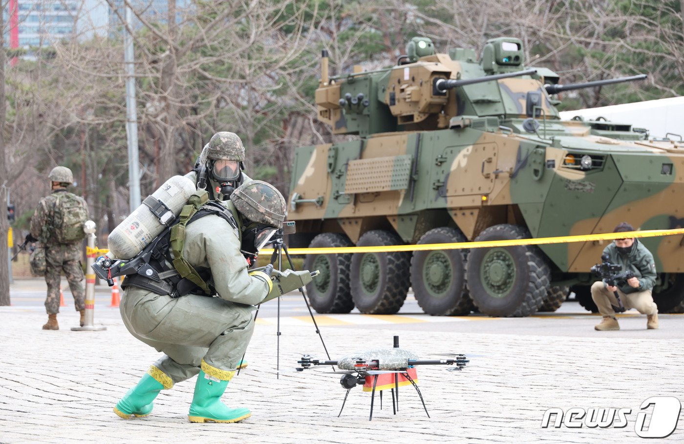 본문 이미지 - 육군 제52보병사단 장병과 유관기관 관계자들이 6일 서울 여의도 일대에서 진행된 국가중요시설 대테러 훈련에서 드론을 띄우고 있다. 이번 훈련에는 52사단, 1방공여단, 1경비단과 특수전사령부 백호부대, 영등포경찰서 및 소방서를 비롯해 16대 부대, 9개 기관 360여명이 참가했다. 2024.3.6/뉴스1 ⓒ News1 사진공동취재단