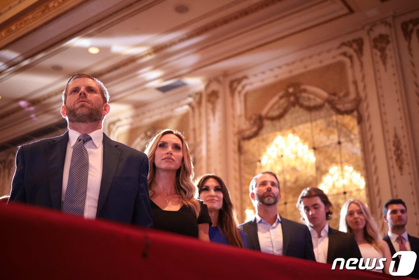 본문 이미지 - &#40;왼쪽부터&#41; 에릭 트럼프, 그의 아내 라라 트럼프, 킴벌리 길포일, 도널드 트럼프 주니어 등 가족들이 지난해 11월5일&#40;현지시간&#41; 미국 플로리다주 웨스트 팜비치의 마라라고에서 열린 선거 전야 파티에서 공화당 대선 후보인 도널드 트럼프 전 대통령의 연설을 지켜보고 있다. ⓒ AFP=뉴스1 ⓒ News1 신기림 기자