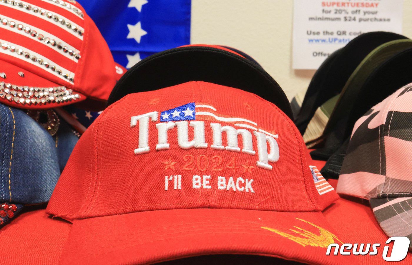 본문 이미지 - 5일(현지시간) 미국 캘리포니아주 롱비치에서 슈퍼화요일을 맞아 열린 기념행사에 도널드 트럼프 전 미국 대통령의 기념 모자가 비치되어 있다. 2024.03.05 ⓒ 로이터=뉴스1 ⓒ News1 정지윤 기자