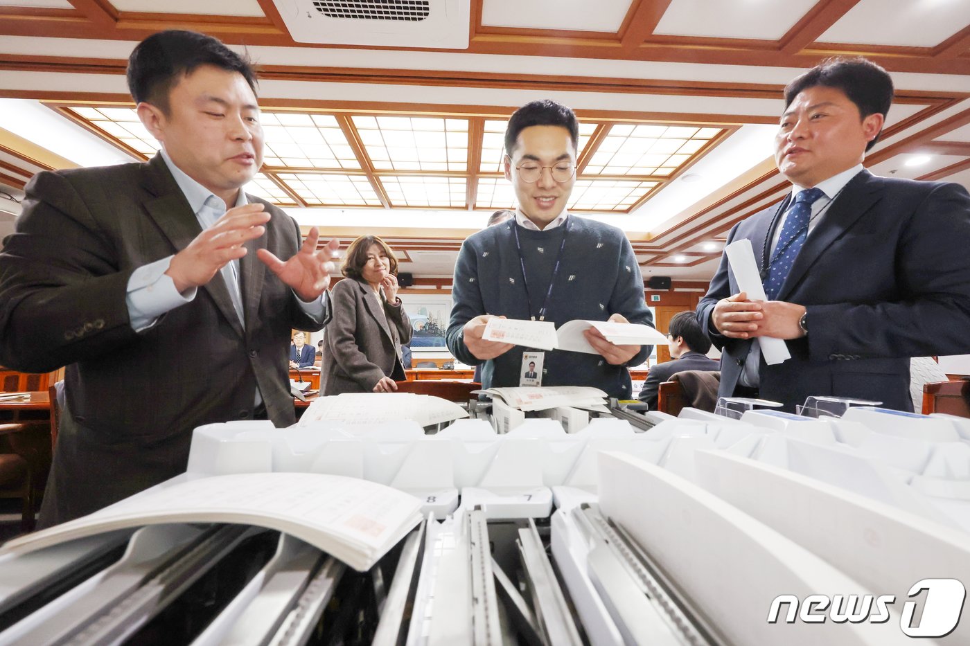 본문 이미지 - 6일 오후 경기 과천 중앙선거관리위원회에서 열린 '제22대 국회의원선거 보안자문위원회의'에서 자문위원들이 투표지분류기를 점검하고 있다. 2024.3.6/뉴스1 ⓒ News1 민경석 기자