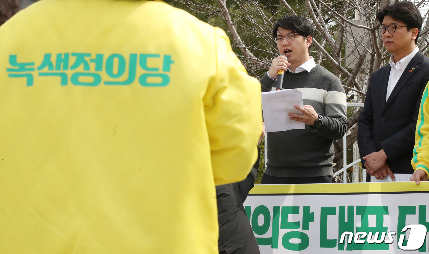 (대전=뉴스1) 김기태 기자 = 신민기 녹색정의당 대전시당 대변인이 6일 대전유성경찰서 앞에서 열린 카이스트 졸업식 폭력사태 규탄 기자회견에서 발언하고 있다. 2024.3.6/뉴스 …