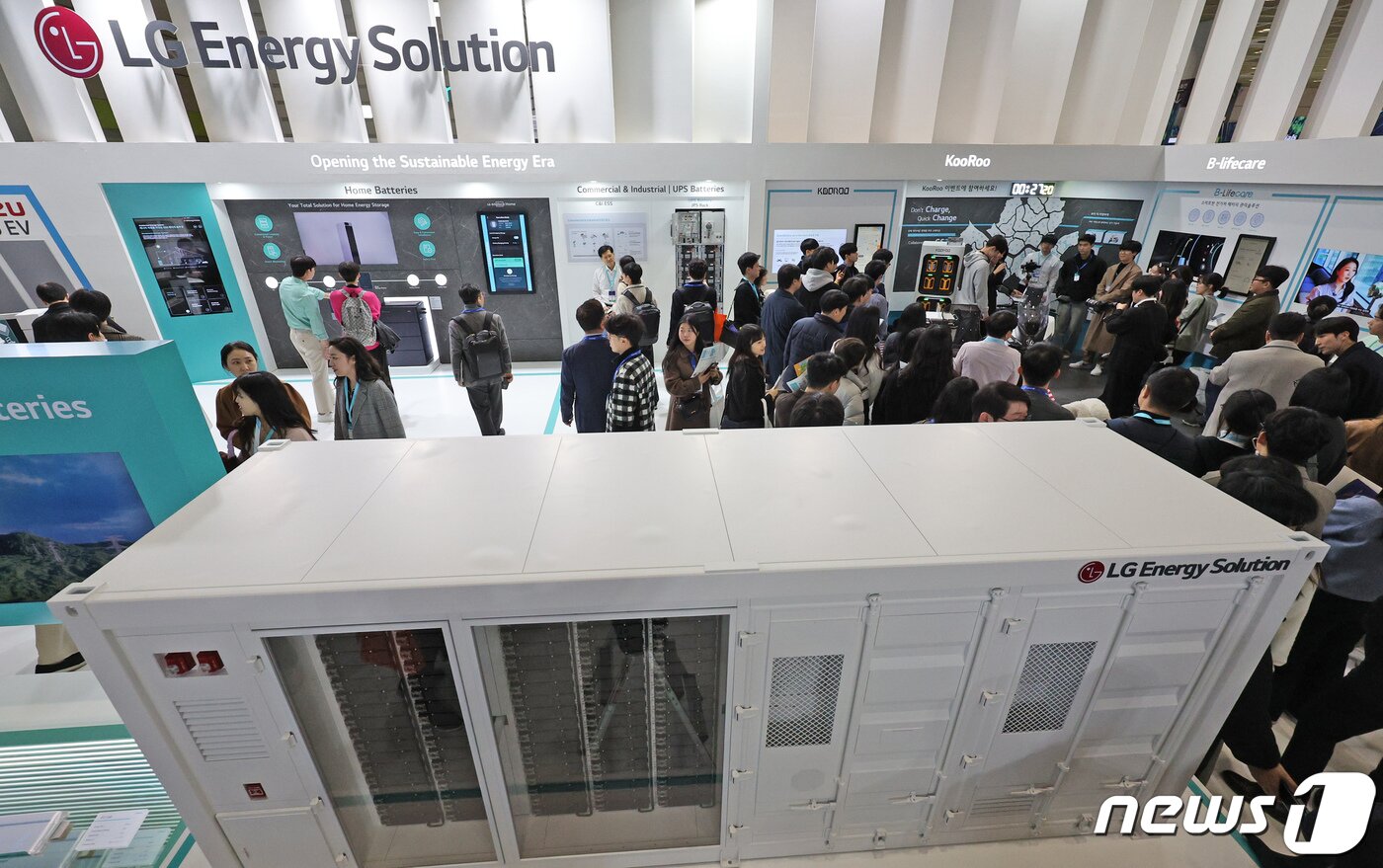 본문 이미지 - 2024년 3월 6일 오후 서울 강남구 코엑스에서 열린 인터배터리 2024에 참가한 LG에너지솔루션 부스를 찾은 관람객들이 전시품을 살펴보고 있다.(자료사진) 2024.3.6/뉴스1 ⓒ News1 장수영 기자