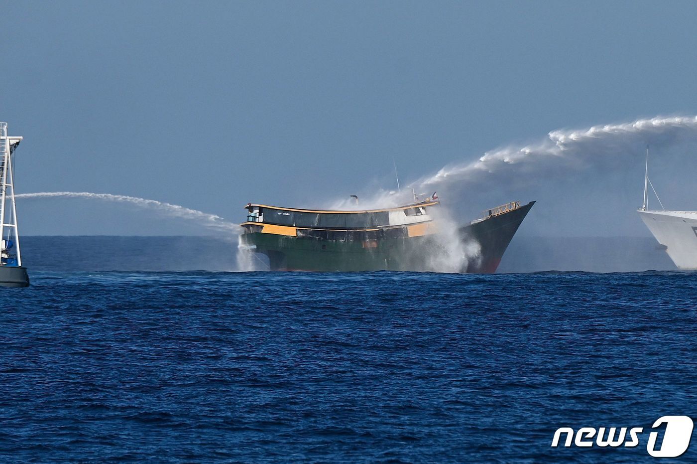 본문 이미지 - 5일(현지시간) 남중국해 영유권 분쟁 해역에서 중국 해경선이 필리핀 보급선에 물대포를 발사하고 있다. 2024.03.05/ ⓒ AFP=뉴스1 ⓒ News1 박재하 기자