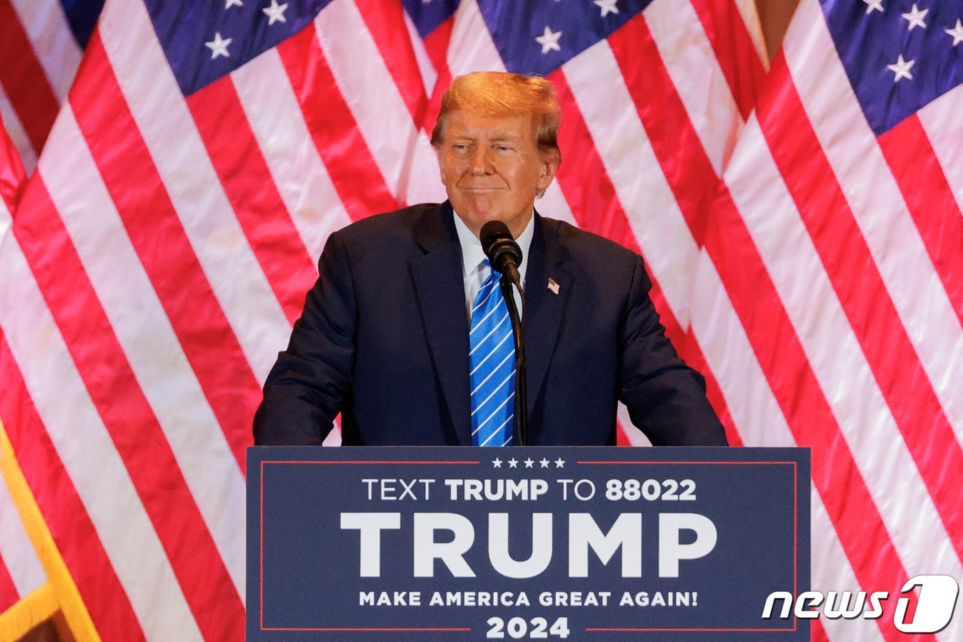 본문 이미지 - 미국 플로리다주 팜비치에서 도널드 트럼프 미국 전 대통령이 5일(현지시간) 미소를 지으며 연설하고 있다. 2024.03.05 ⓒ 로이터=뉴스1 ⓒ News1 정지윤 기자