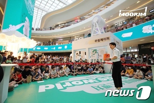 본문 이미지 -  스타필드 고양점에 마련된 무림페이퍼의 &#39;페이퍼 어드벤처 2023-무해월드&#39;에서 펼쳐진 종이비행기 국가대표 ‘위플레이’의 공연 모습&#40;무림페이퍼 제공&#41;