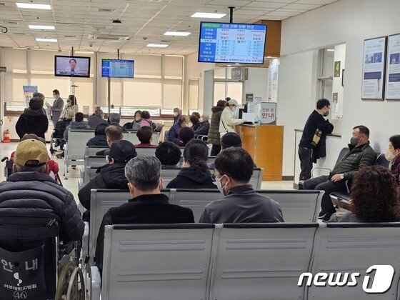 정부의 의과대학 입학정원 확대에 따른 전공의 집단 사직 사태가 지속되고 있는 지난 4일 오전 11시께 수원시 영통구 원천동 아주대학교병원 정형외과 외래 대기석이 가득 차 있다. 2024.3.4/뉴스1 ⓒ News1 김기현 기자 