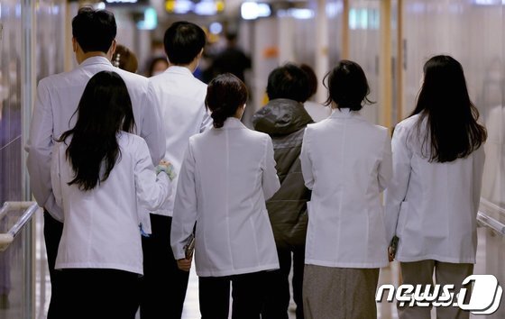 의대 정원 증원에 반발한 전공의들이 진료거부를 이어가고 있는 지난 5일 오전 서울시 한 병원에서 의료진이 이동하고 있다. 2024.3.5/뉴스1 © News1 장수영 기자