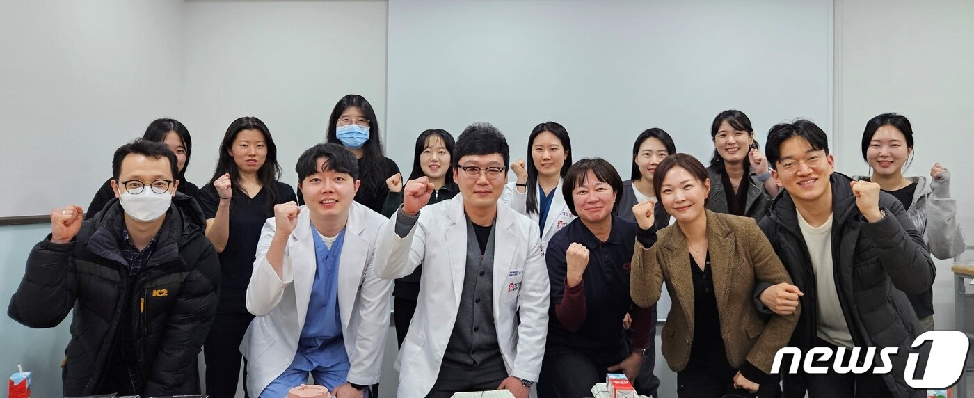 본문 이미지 - 6일 대구 탑스동물메디컬센터에서 열린 특강 참석자들이 기념사진을 찍고 있다. ⓒ 뉴스1 최서윤 기자