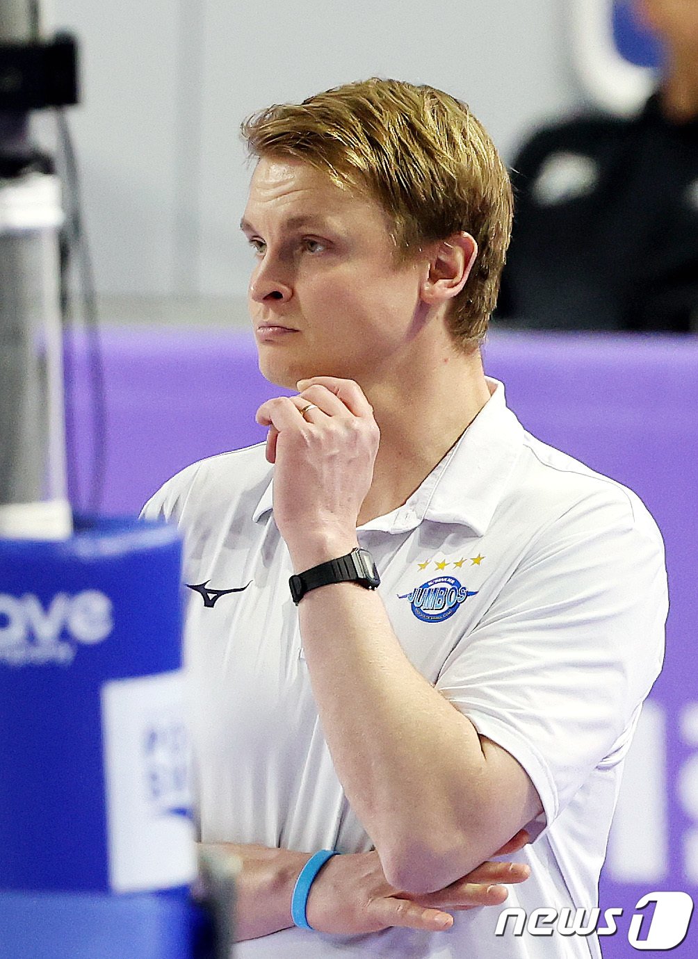 본문 이미지 - 토미 틸리카이넨 대한항공 감독이 6일 오후 인천계양체육관에서 열린 도드람 V리그 프로배구 남자부 6라운드 대한항공과 우리카드의 경기에서 생각에 잠겨 있다. 2024.3.6/뉴스1 ⓒ News1 박지혜 기자