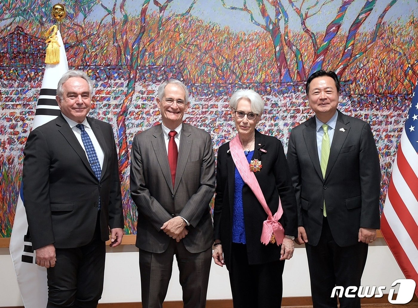 한국 정부가 6일&#40;현지시간&#41; 웬디 셔먼 전 미 국무부 부장관&#40;오른쪽 2번째&#41;에게 수교훈장 중 가장 높은 등급인 &#39;광화장&#39;을 수여했다. 조현동 주미한국대사&#40;오른쪽 끝&#41;가 윤석열 대통령을 대신해 셔먼 전 부장관에게 훈장을 전달했다. 이날 서훈식엔 커트 캠벨 국무부 부장관&#40;왼쪽 끝&#41;이 참석했다. 사진은 외교부 제공. 2024.3.6.