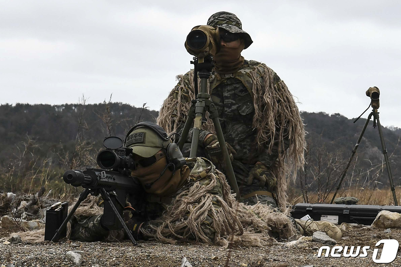 (포항=뉴스1) 최창호 기자 = 지난 6일 경북 포항시 남구 해병대 수성사격장에서 실시된 제3회 해병대 사령관배 저격수 경연대회에 참가한 해병대 저격수가 12.7mm대물 저격총을 …