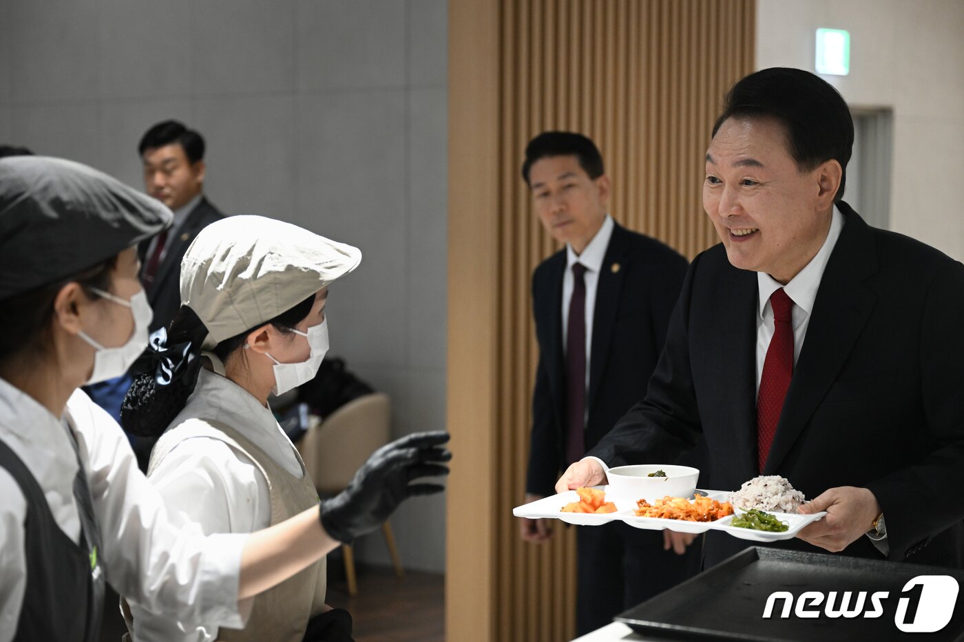 본문 이미지 - 윤석열 대통령이 지난 6일 정부세종청사 중앙동 구내식당에서 열린 교육부‧복지부 공무원 격려 만찬에서 배식 관계자들과 대화를 나누고 있다. (대통령실 제공) 2024.3.7/뉴스1 ⓒ News1 오대일 기자