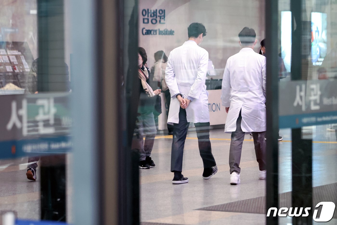 본문 이미지 - 정부의 의과대학 정원 증원 방침에 반발한 전공의들의 집단행동이 장기화 되면서 의료 공백 사태가 커지고 있다. 7일 오전 서울의 한 종합병원 로비에서 의사들이 오가고 있다. 2024.3.7/뉴스1 ⓒ News1 민경석 기자