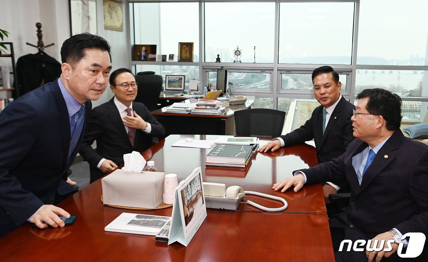 더불어민주당을 탈당한 홍영표, 설훈, 박영순 의원과 김종민 새로운미래 공동대표가 7일 오전 서울 여의도 국회 의원회관에서 회동을 하고 있다. &#40;공동취재&#41; 2024.3.7/뉴스1 ⓒ News1 송원영 기자