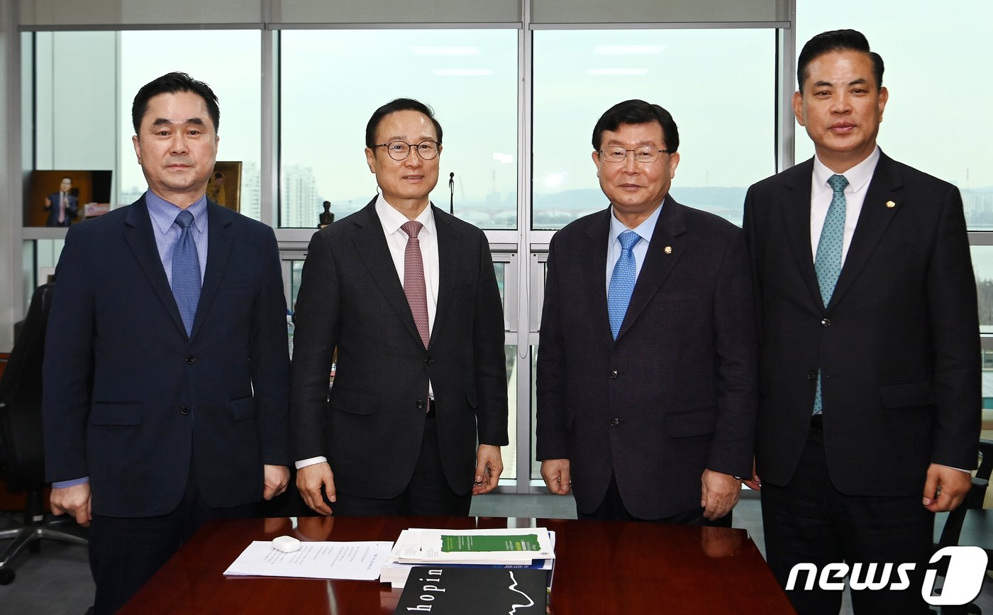 본문 이미지 - 김종민 새로운미래 공동대표&#40;왼쪽부터&#41;와 더불어민주당을 탈당한 홍영표, 설훈, 박영순 의원이 7일 오전 서울 여의도 국회 의원회관에서 회동을 하고 있다. &#40;공동취재&#41; 2024.3.7/뉴스1 ⓒ News1 송원영 기자