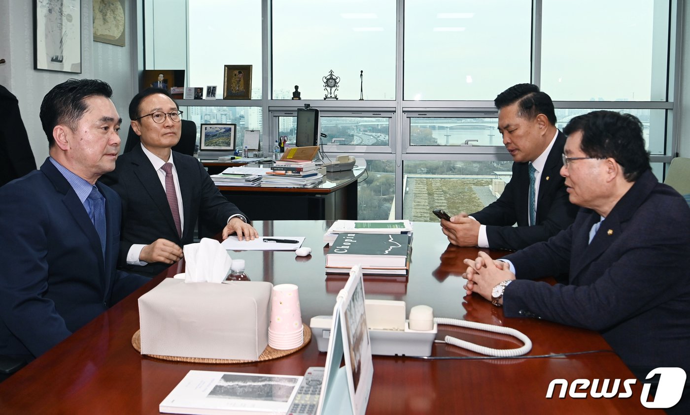 더불어민주당을 탈당한 홍영표, 설훈, 박영순 의원과 김종민 새로운미래 공동대표가 7일 오전 서울 여의도 국회 의원회관에서 회동을 하고 있다. &#40;공동취재&#41; 2024.3.7/뉴스1 ⓒ News1 송원영 기자