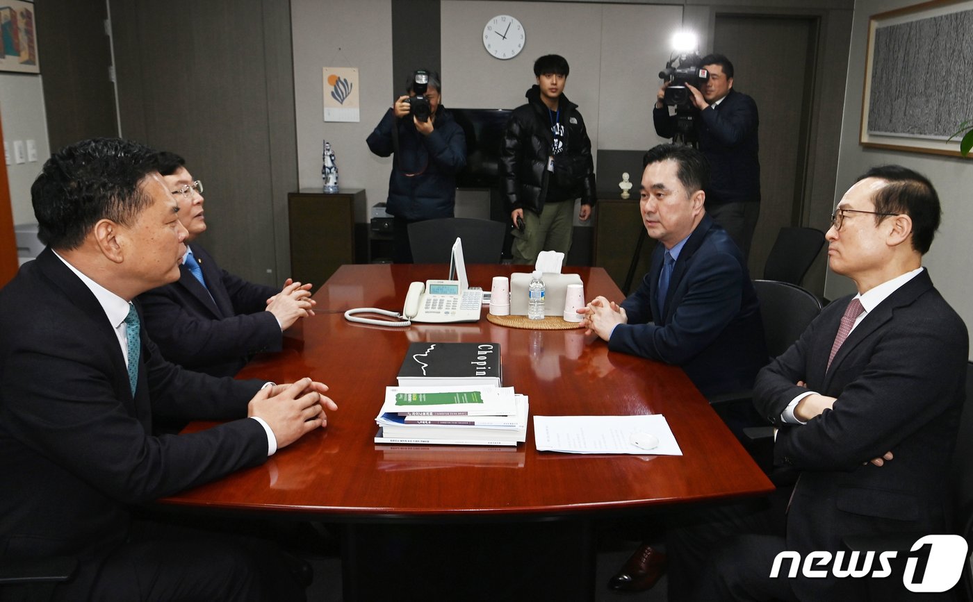 본문 이미지 - 더불어민주당을 탈당한 홍영표, 설훈, 박영순 의원과 김종민 새로운미래 공동대표가 7일 오전 서울 여의도 국회 의원회관에서 회동을 하고 있다. &#40;공동취재&#41; 2024.3.7/뉴스1 ⓒ News1 송원영 기자