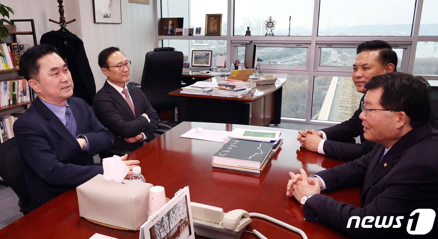 본문 이미지 - 더불어민주당을 탈당한 홍영표, 설훈, 박영순 의원과 김종민 새로운미래 공동대표가 7일 오전 서울 여의도 국회 의원회관에서 회동을 하고 있다. &#40;공동취재&#41; 2024.3.7/뉴스1 ⓒ News1 송원영 기자