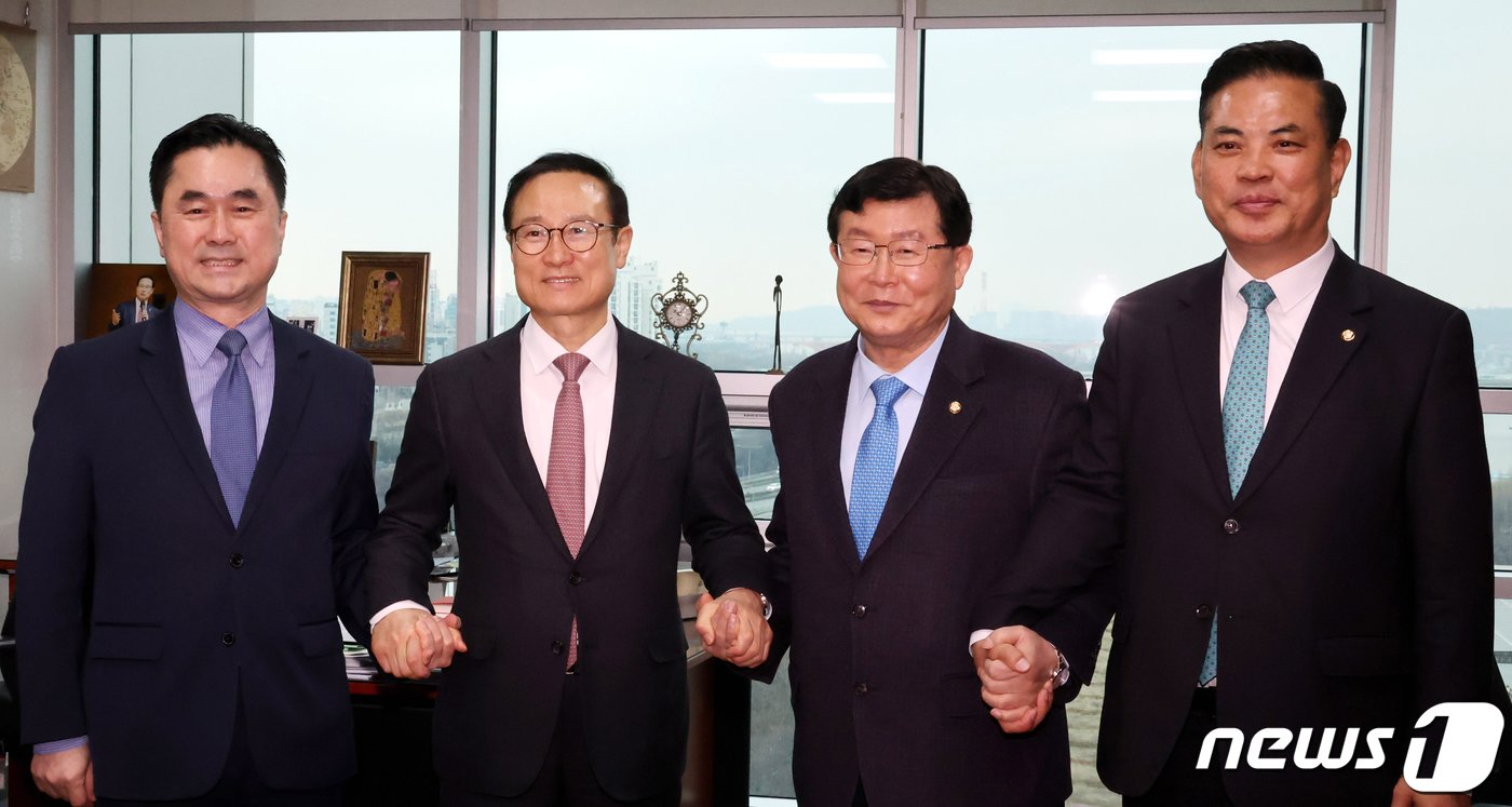 본문 이미지 - 김종민 새로운미래 공동대표&#40;왼쪽부터&#41;와 더불어민주당을 탈당한 홍영표, 설훈, 박영순 의원이 7일 오전 서울 여의도 국회 의원회관에서 열린 회동에서 손을 맞잡고 있다. &#40;공동취재&#41; 2024.3.7/뉴스1 ⓒ News1 송원영 기자