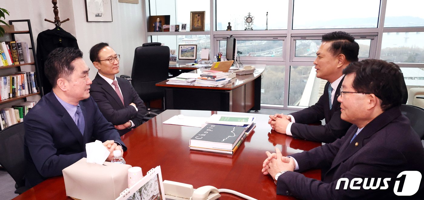 본문 이미지 - 더불어민주당을 탈당한 홍영표, 설훈, 박영순 의원과 김종민 새로운미래 공동대표가 7일 오전 서울 여의도 국회 의원회관에서 회동을 하고 있다. &#40;공동취재&#41; 2024.3.7/뉴스1 ⓒ News1 송원영 기자