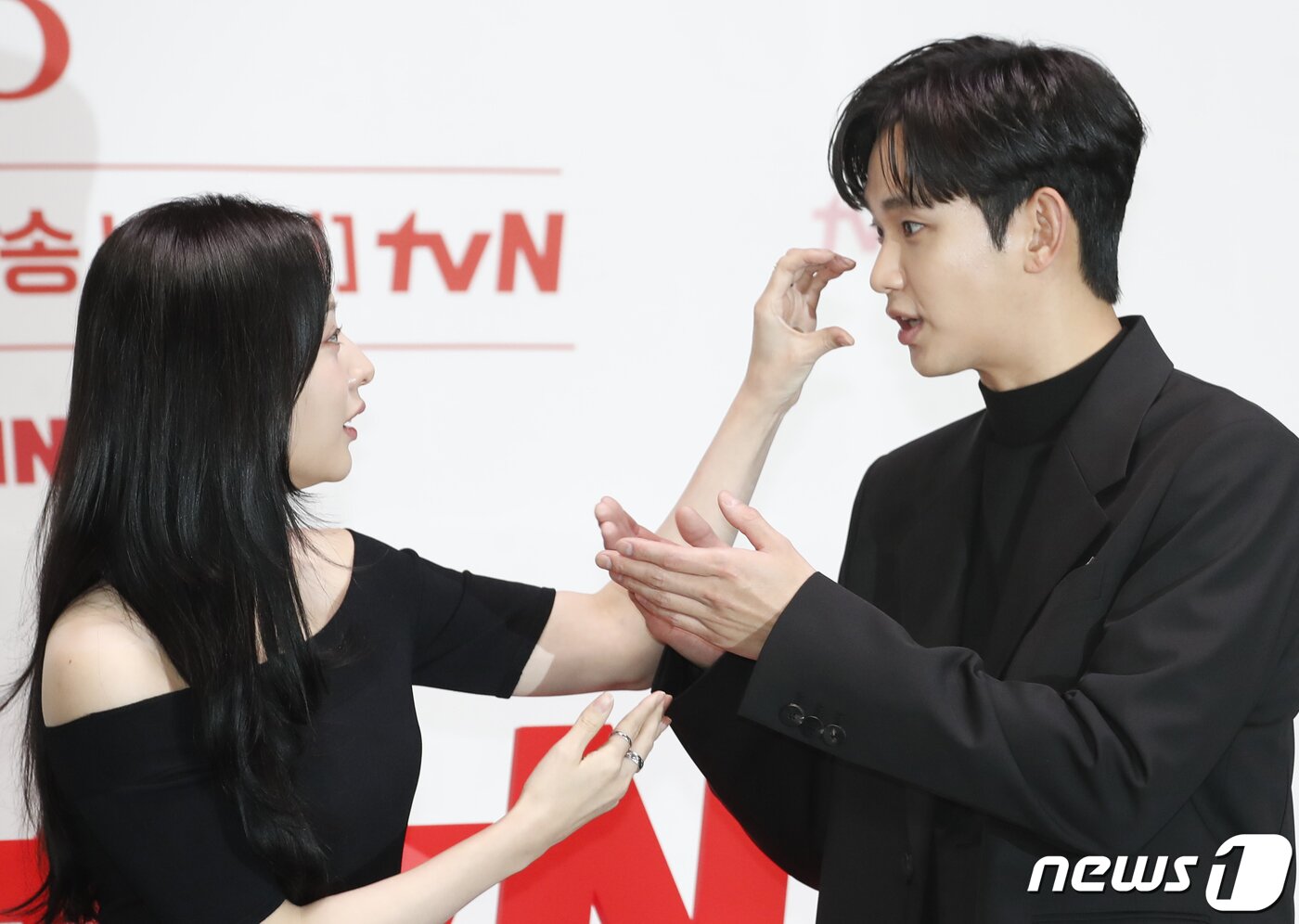 본문 이미지 - 배우 김지원과 김수현(오른쪽)이 7일 서울 구로구 라마다 신도림 호텔에서 진행된 tvN 새 토일드라마 '눈물의 여왕'(극본 박지은/연출 장영우, 김희원) 제작발표회에서 포즈를 취하고 있다. ⓒ News1 권현진 기자