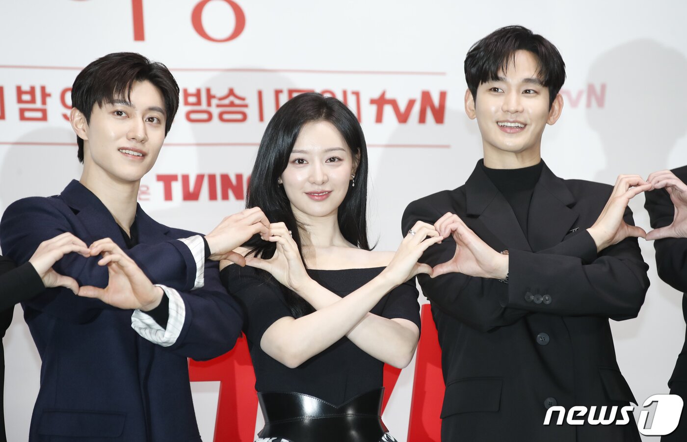 본문 이미지 - 배우 곽동연(왼쪽부터)과 김지원, 김수현이 7일 서울 구로구 라마다 신도림 호텔에서 진행된 tvN 새 토일드라마 '눈물의 여왕'(극본 박지은/연출 장영우, 김희원) 제작발표회에서 포즈를 취하고 있다. '눈물의 여왕'은 퀸즈 그룹 재벌 3세이자 백화점의 여왕 홍해인과 용두리 이장 아들이자 슈퍼마켓 왕자 백현우, 3년 차 부부의 아찔한 위기와 기적처럼 다시 시작되는 사랑 이야기를 담은 작품이다. 2024.3.7/뉴스1 ⓒ News1 권현진 기자