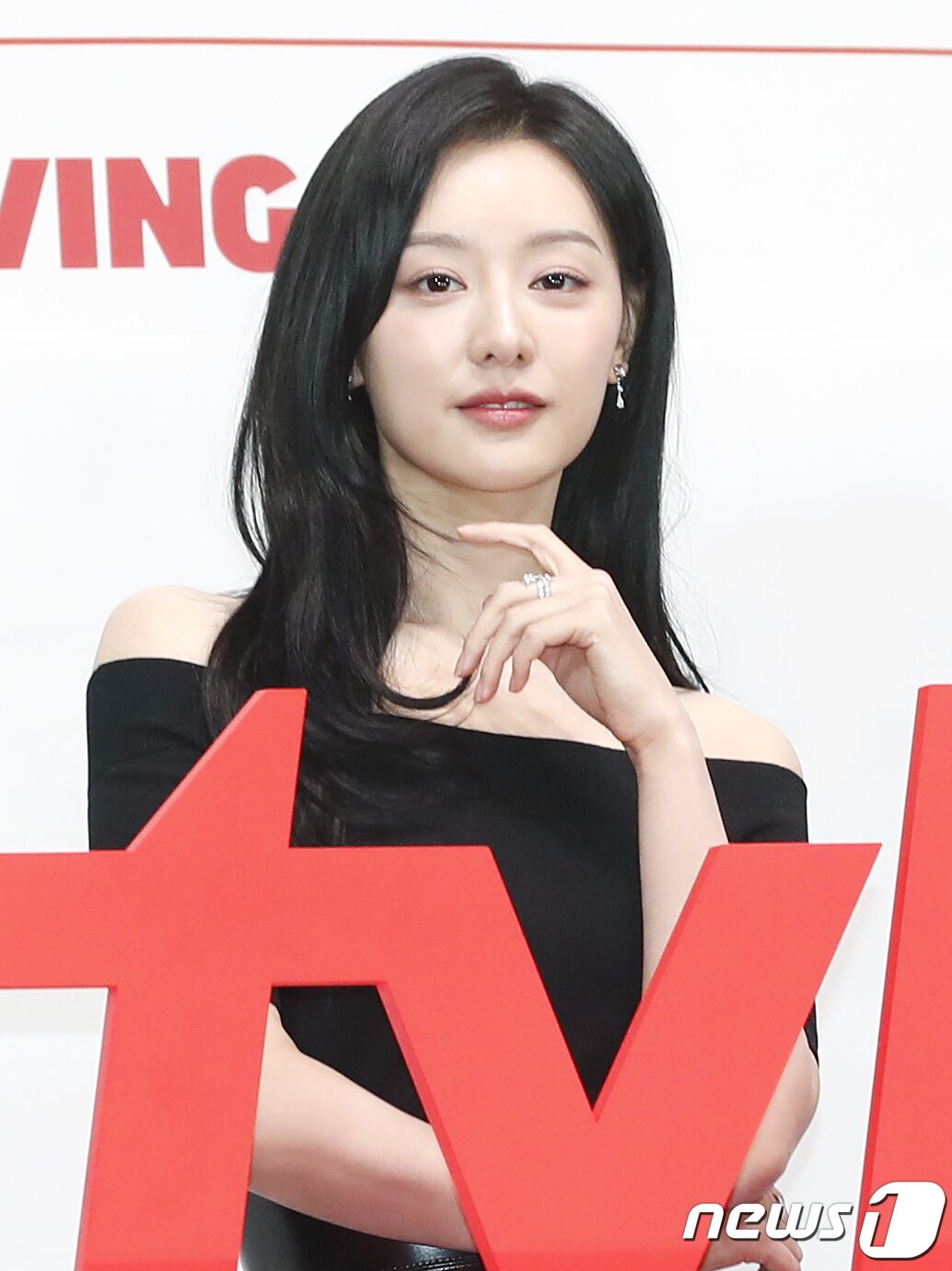 본문 이미지 - 배우 김지원이 7일 서울 구로구 라마다 신도림 호텔에서 진행된 tvN 새 토일드라마 '눈물의 여왕'(극본 박지은/연출 장영우, 김희원) 제작발표회에서 매력을 발산하고 있다. ⓒ News1 권현진 기자