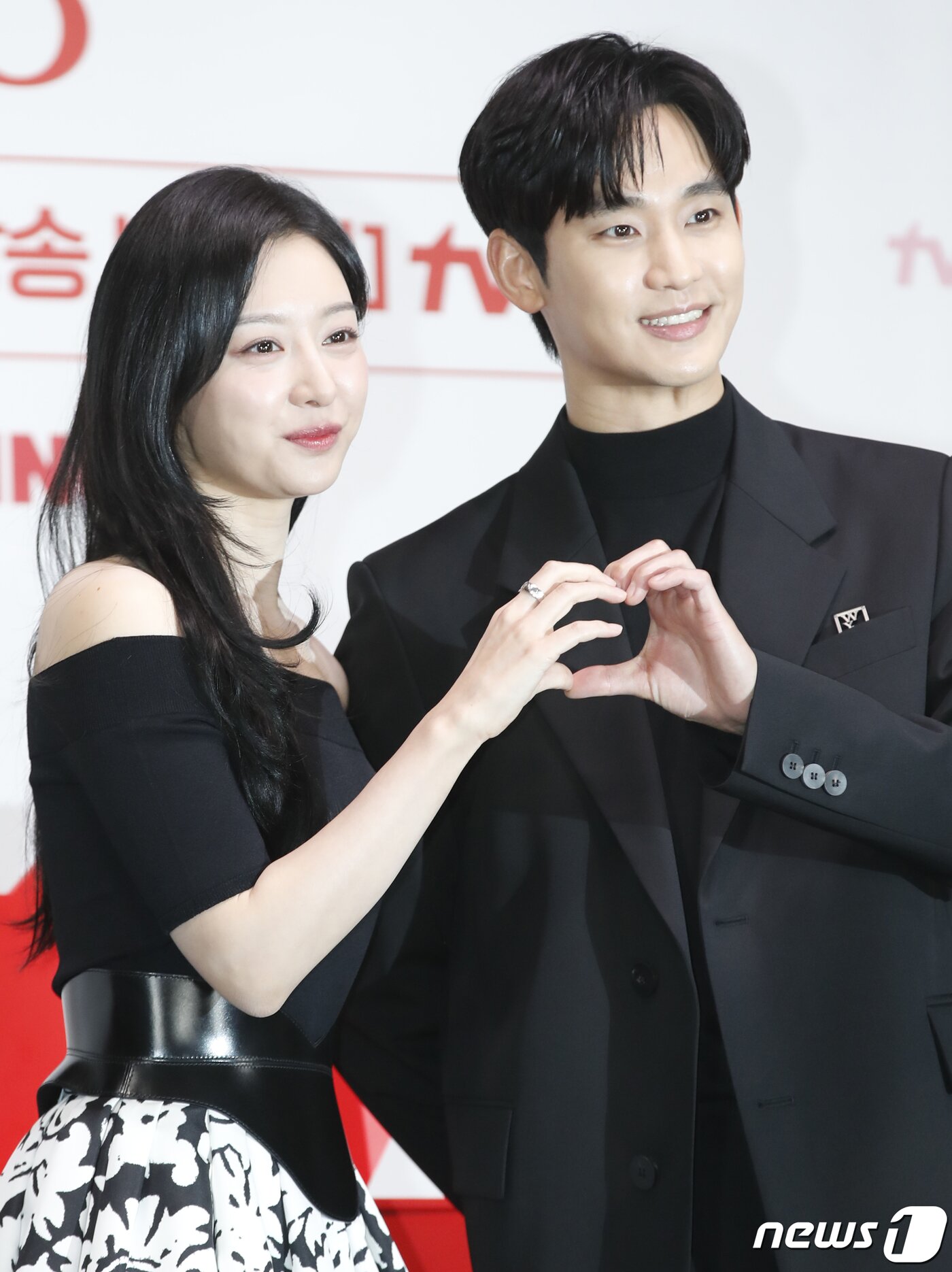 본문 이미지 - 배우 김지원과 김수현(오른쪽)이 7일 서울 구로구 라마다 신도림 호텔에서 진행된 tvN 새 토일드라마 '눈물의 여왕'(극본 박지은/연출 장영우, 김희원) 제작발표회에서 하트를 그리고 있다. ⓒ News1 권현진 기자