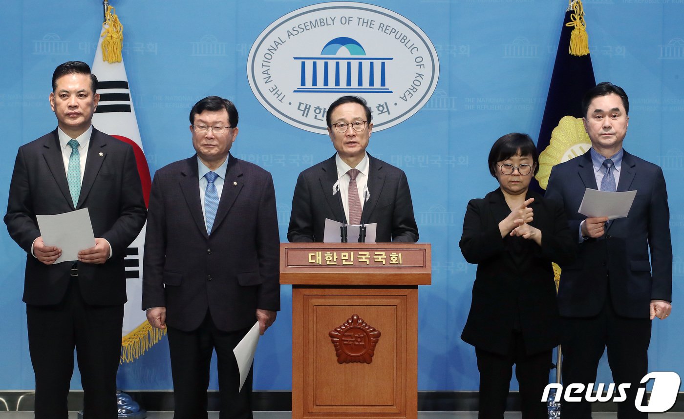 본문 이미지 - 더불어민주당을 탈당한 홍영표, 설훈, 박영순 의원과 김종민 새로운미래 공동대표가 7일 오전 서울 여의도 국회 소통관에서 민주연대 추진 기자회견을 갖고 발언을 하고 있다. 2024.3.7/뉴스1 ⓒ News1 임세영 기자