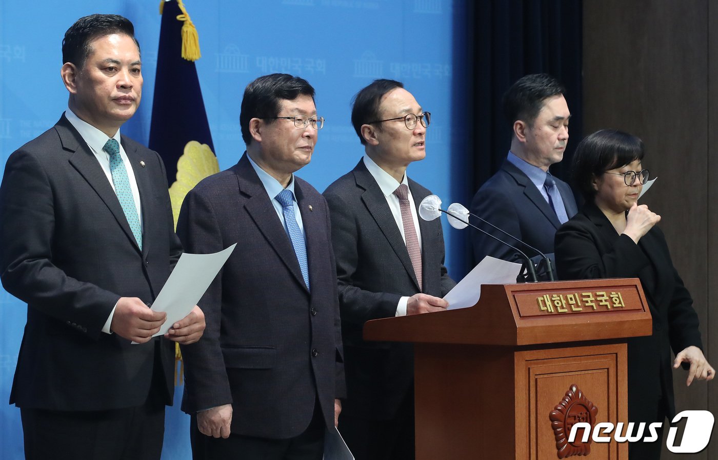 본문 이미지 - 더불어민주당을 탈당한 홍영표, 설훈, 박영순 의원과 김종민 새로운미래 공동대표가 7일 오전 서울 여의도 국회 소통관에서 민주연대 추진 기자회견을 갖고 발언을 하고 있다. 2024.3.7/뉴스1 ⓒ News1 임세영 기자