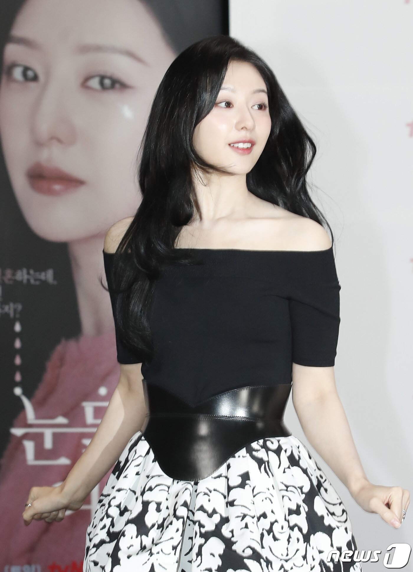 본문 이미지 - 배우 김지원이 7일 서울 구로구 라마다 신도림 호텔에서 진행된 tvN 새 토일드라마 '눈물의 여왕'(극본 박지은/연출 장영우, 김희원) 제작발표회에 참석하고 있다. ⓒ News1 권현진 기자