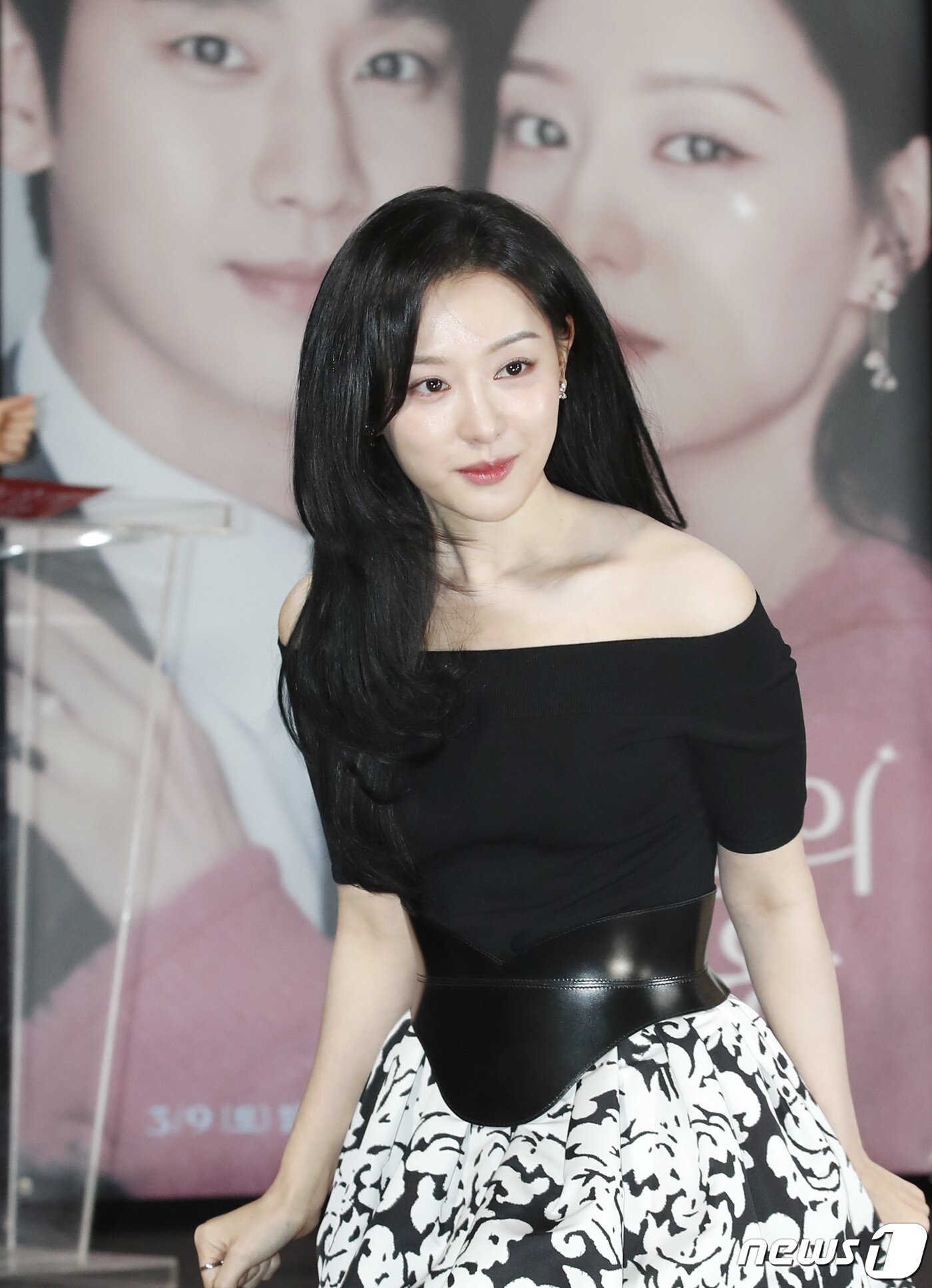 본문 이미지 - 배우 김지원이 7일 서울 구로구 라마다 신도림 호텔에서 진행된 tvN 새 토일드라마 '눈물의 여왕'(극본 박지은/연출 장영우, 김희원) 제작발표회에서 이동을 하고 있다. ⓒ News1 권현진 기자