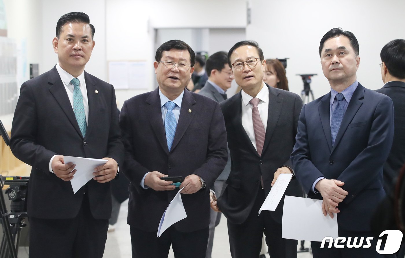 본문 이미지 - 더불어민주당을 탈당한 박영순&#40;왼쪽부터&#41;, 설훈, 홍영표 의원과 김종민 새로운미래 공동대표가 7일 오전 서울 여의도 국회 소통관에서 민주연대 추진 기자회견을 하기 위해 이동하고 있다. 2024.3.7/뉴스1 ⓒ News1 임세영 기자