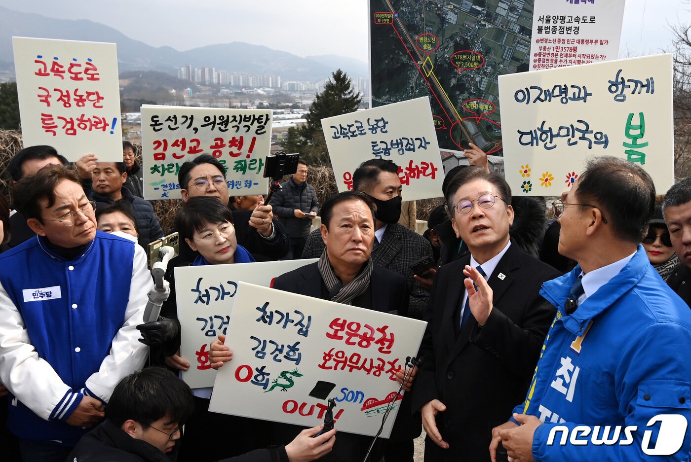 본문 이미지 - 이재명 더불어민주당 대표(오른쪽 두번째)가 7일 오전 경기 양평군 강상면 병산리 서울-양평고속도로 특혜의혹 현장을 방문해 현장 설명 듣고 있다. (공동취재) 2024.3.7/뉴스1 ⓒ News1 구윤성 기자