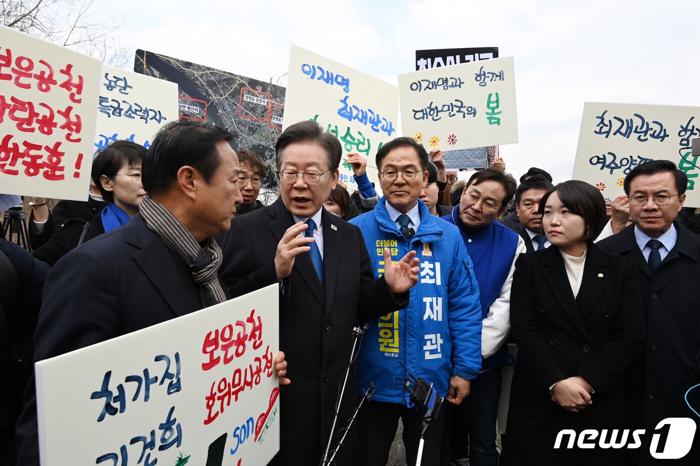 본문 이미지 - 이재명 더불어민주당 대표(왼쪽 두번째)가 7일 오전 경기 양평군 강상면 병산리 서울-양평고속도로 특혜의혹 현장을 방문해 현장 설명 듣고 있다. (공동취재) 2024.3.7/뉴스1 ⓒ News1 구윤성 기자