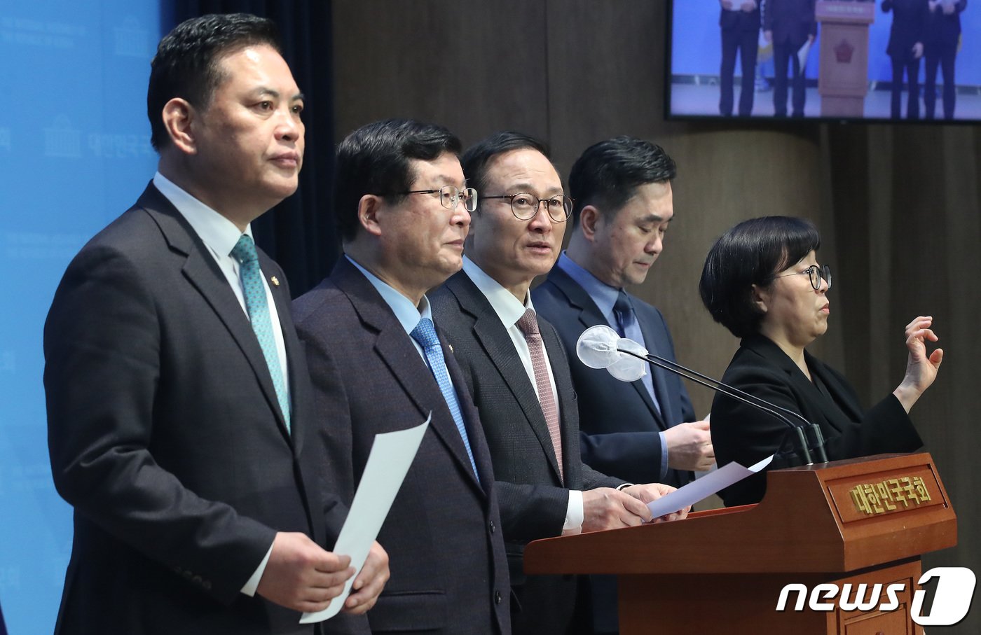 본문 이미지 - 더불어민주당을 탈당한 박영순&#40;왼쪽부터&#41;, 설훈, 홍영표 의원과 김종민 새로운미래 공동대표가 7일 오전 서울 여의도 국회 소통관에서 민주연대 추진 기자회견을 갖고 발언을 하고 있다. 2024.3.7/뉴스1 ⓒ News1 임세영 기자
