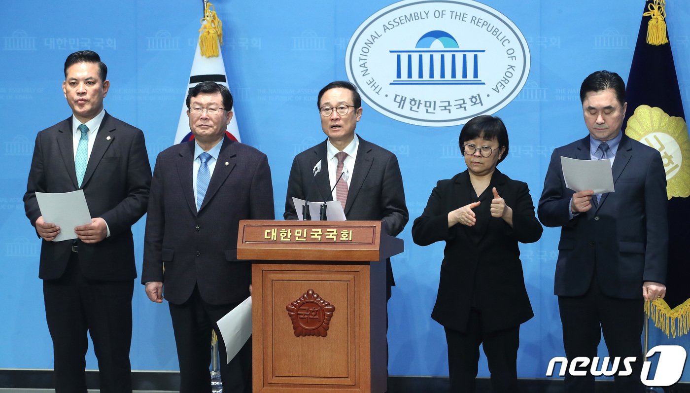 본문 이미지 - 더불어민주당을 탈당한 박영순&#40;왼쪽부터&#41;, 설훈, 홍영표 의원과 김종민 새로운미래 공동대표가 7일 오전 서울 여의도 국회 소통관에서 민주연대 추진 기자회견을 갖고 발언을 하고 있다. 2024.3.7/뉴스1 ⓒ News1 임세영 기자