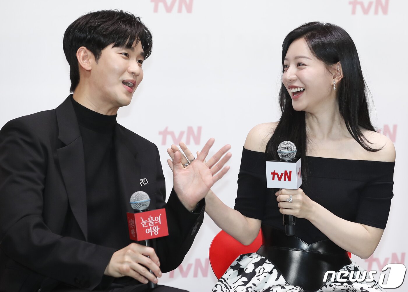 본문 이미지 - 배우 김수현과 김지원(오른쪽)이 7일 서울 구로구 라마다 신도림 호텔에서 진행된 tvN 새 토일드라마 '눈물의 여왕'(극본 박지은/연출 장영우, 김희원) 제작발표회에서 서로의 호흡에 대해 이야기를 하고 있다. ⓒ News1 권현진 기자